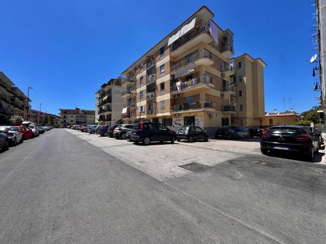 Locale Commerciale in vendita a Astroni, Pianura