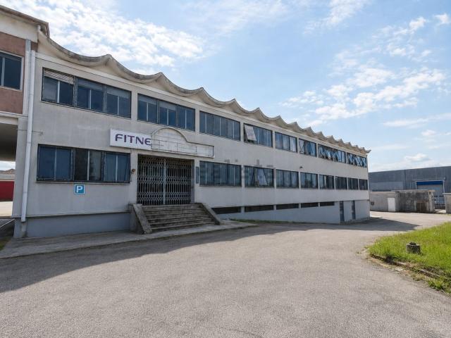 Locale Commerciale in vendita a Vighizzolo, Cantù