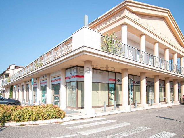 Locale Commerciale in vendita a Bussolengo, Veneto