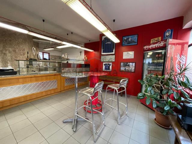 Locale Commerciale in vendita a Roncola, Treviolo