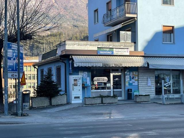 Locale Commerciale in vendita a Comunità delle Giudicarie, Comano