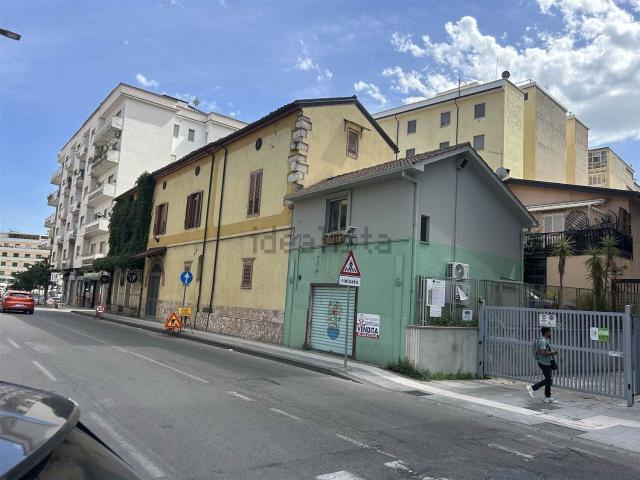 Locale Commerciale in vendita a Città 2000, Calabria