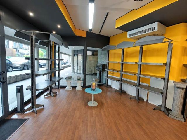 Locale Commerciale in vendita a Lucernate, Rho