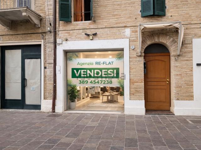 Locale Commerciale in vendita a Marche, Macerata