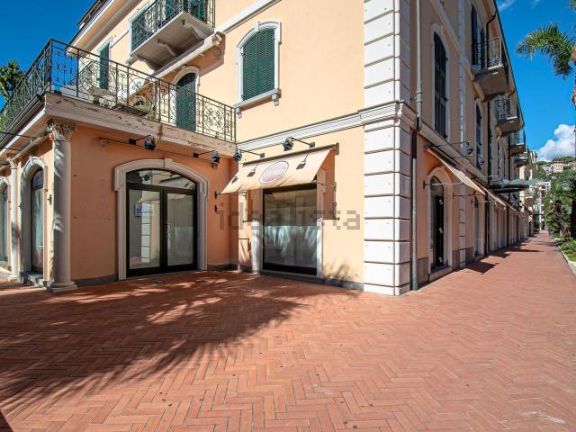 Locale Commerciale in vendita a Bordighera, Liguria