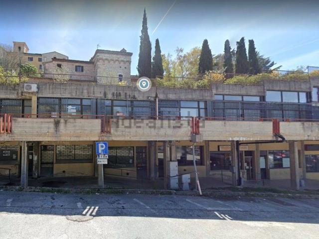 Locale Commerciale in vendita a Gualdo Tadino, Umbria