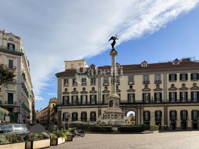 Locale Commerciale in vendita a Municipalità 1, Napola