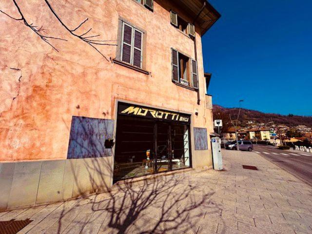 Locale Commerciale in vendita a Botta, Nembro