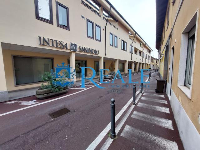 Locale Commerciale in vendita a Magenta, Lombardia