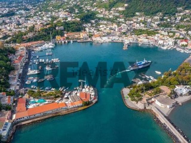 Locale Commerciale in vendita a Ischia, Campania