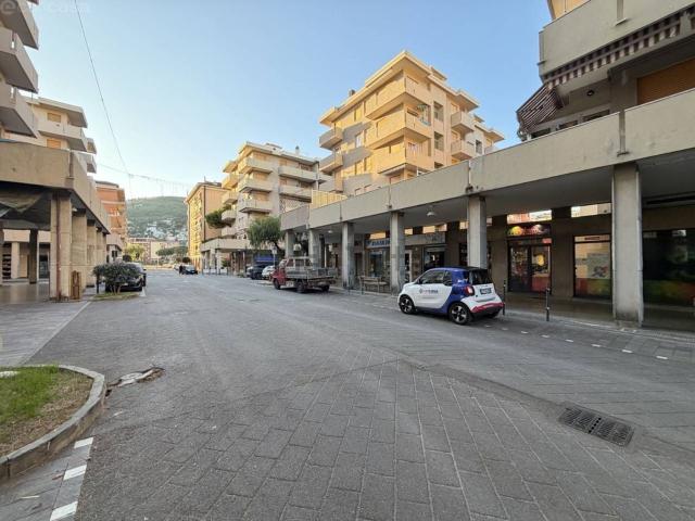 Locale Commerciale in vendita a Andora, Liguria