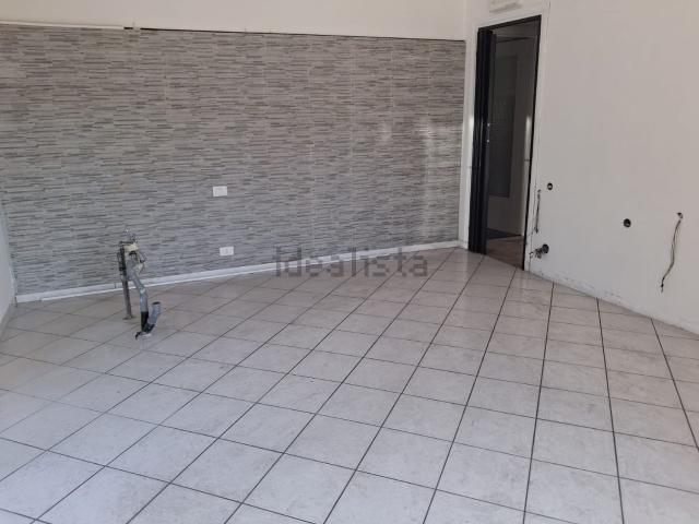 Locale Commerciale in vendita a Lezza, Ponte Lambro