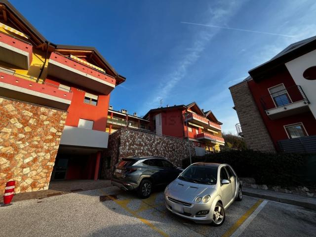 Locale Commerciale in vendita a Territorio Val d'Adige, Trento