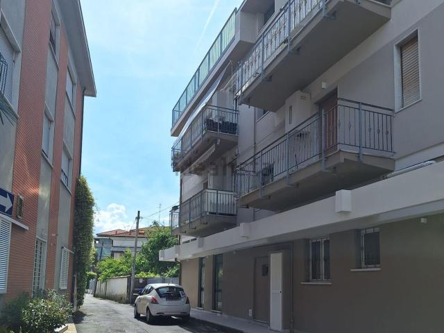 Locale Commerciale in vendita a Marina di Carrara, Carrara