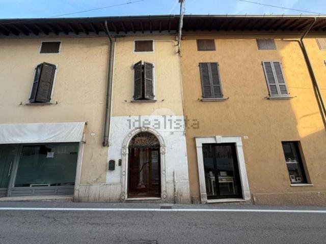 Locale Commerciale in vendita a Lonato, Lombardia