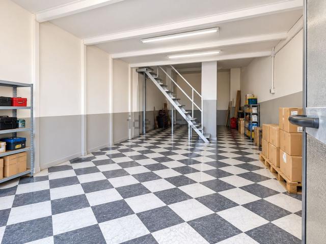 Locale Commerciale in vendita a Ca' Nuova, Genova
