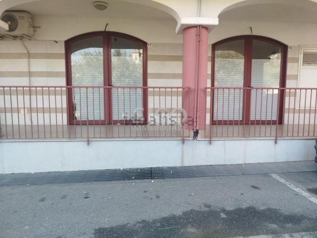 Locale Commerciale in vendita a Aci Catena, Sicilia