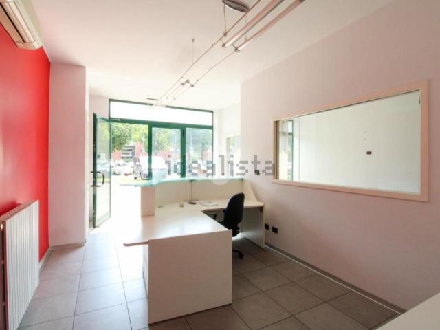 Locale Commerciale in vendita a Villaggio degli Sposi, Bergamo
