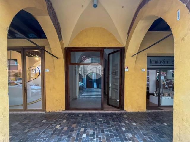 Locale Commerciale in vendita a Viadana, Lombardia