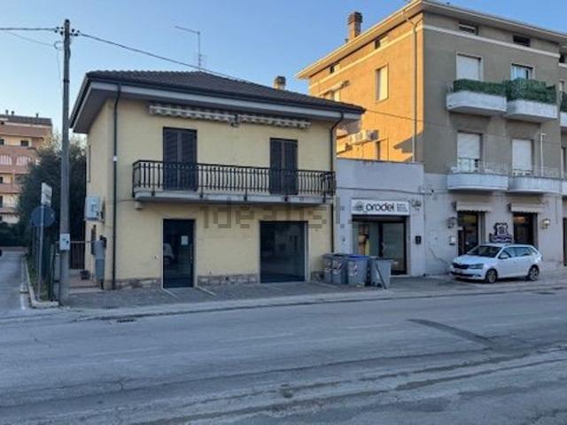 Locale Commerciale in vendita a Bastiola, Bastia Umbra