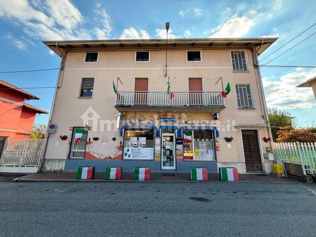 Locale Commerciale in vendita a Prato, Piemonte