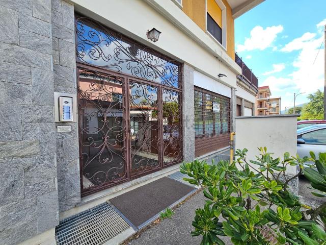 Locale Commerciale in vendita a Calcinate degli Orrigoni, Varese