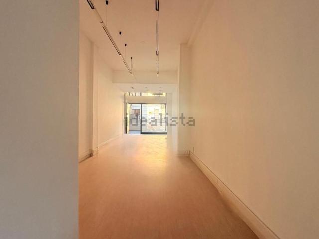 Locale Commerciale in vendita a Piazza, Desio