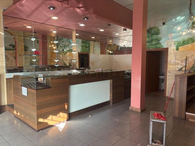 Locale Commerciale in vendita a Oltrestazione, Legnano