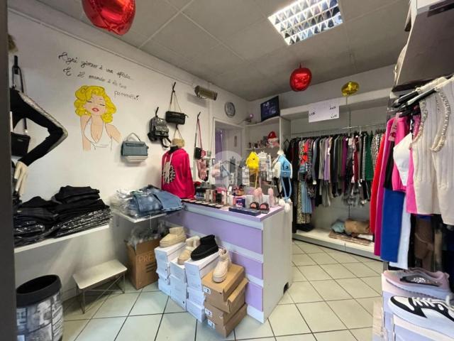 Locale Commerciale in vendita a Magenta, Lombardia