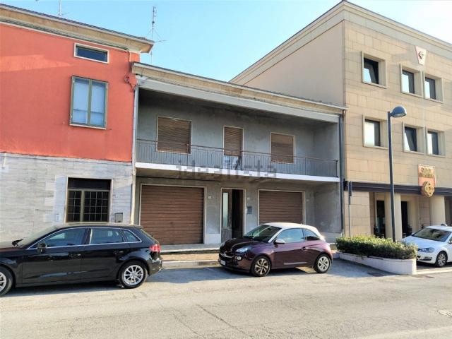 Locale Commerciale in vendita a Terre Roveresche, Marche
