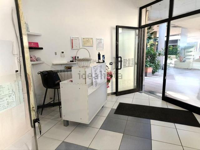 Locale Commerciale in vendita a Oltrestazione, Legnano