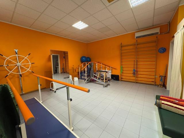 Locale Commerciale in vendita a Giulianova, Abruzzo