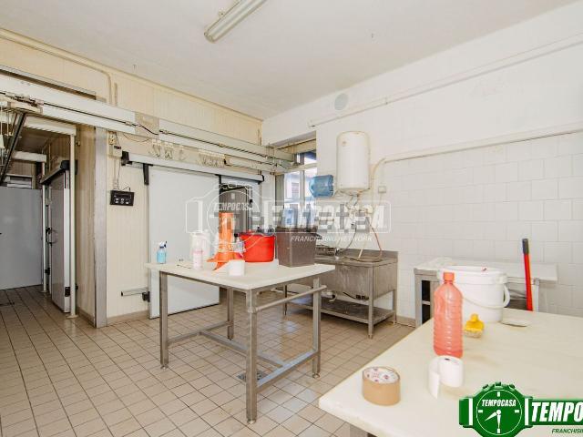 Locale Commerciale in vendita a Cava Manara, Lombardia