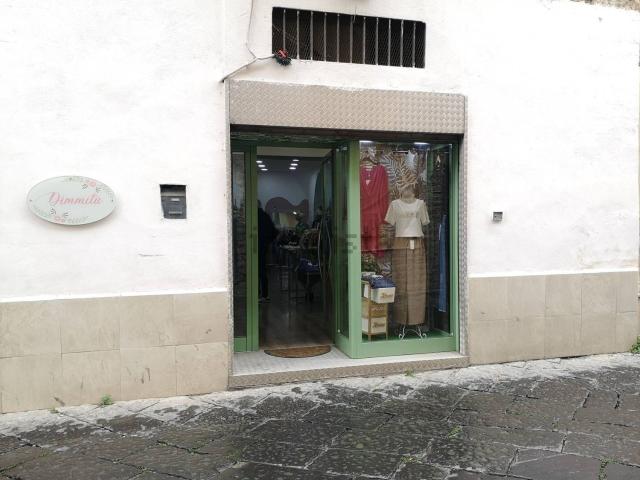 Locale Commerciale in vendita a Maddaloni, Campania