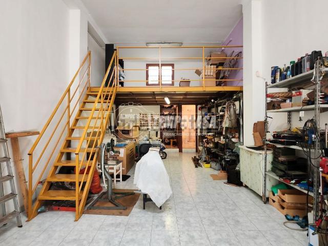 Locale Commerciale in vendita a Puglia, Bari