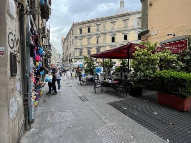 Locale Commerciale in vendita a Municipalità 2, Mercato