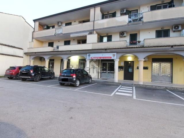 Locale Commerciale in vendita a Portico Di Caserta, Campania