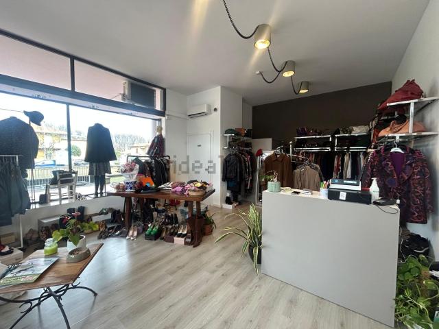 Locale Commerciale in vendita a Collecchio, Parma