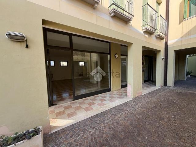 Locale Commerciale in vendita a Caerano di San Marco, Treviso