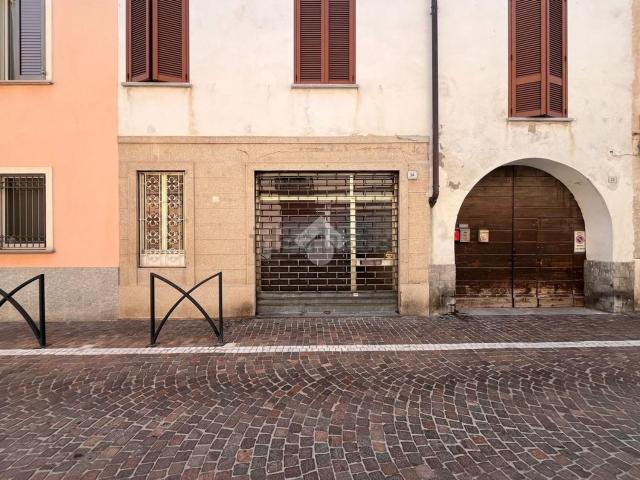 Locale Commerciale in vendita a Porta San Pietro, Piemonte