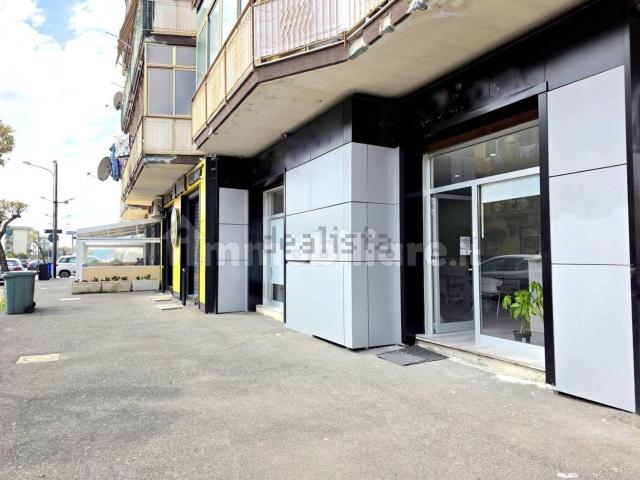Locale Commerciale in vendita a Volla, Campania