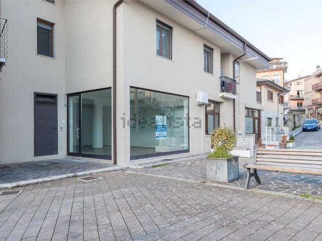 Locale Commerciale in vendita a Castel Di Sangro, Abruzzo