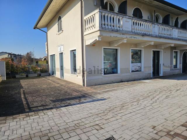 Locale Commerciale in vendita a Ghisalba, Lombardia