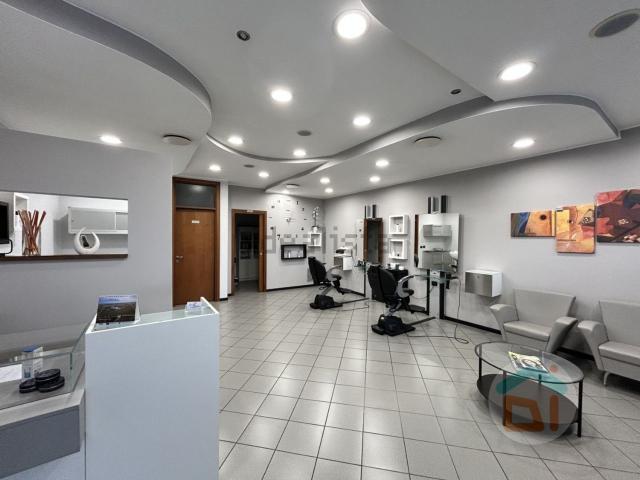 Locale Commerciale in vendita a Capriva Del Friuli, Friuli-Venezia Giulia