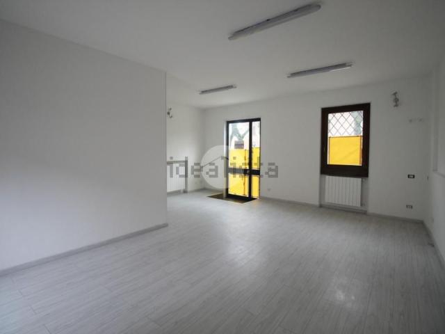 Locale Commerciale in vendita a Ghisalba, Lombardia