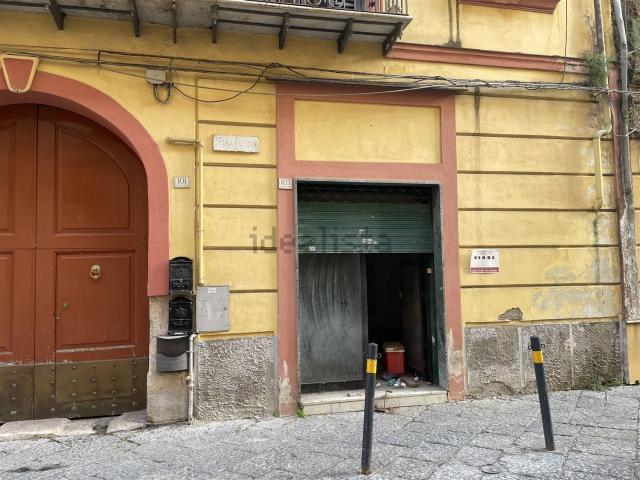 Locale Commerciale in vendita a Centro Storico, Caserta