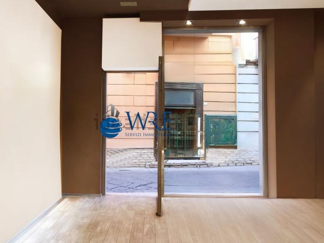 Locale Commerciale in vendita a Centro Storico, Caserta