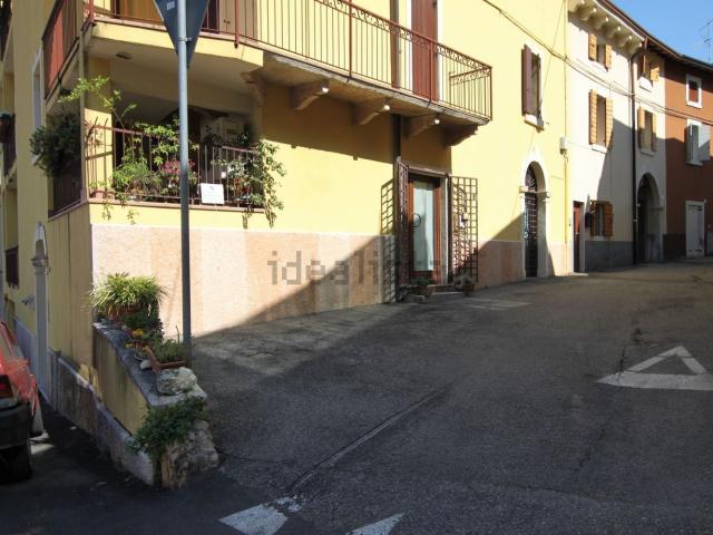 Locale Commerciale in vendita a Nord-Est, Brenzone