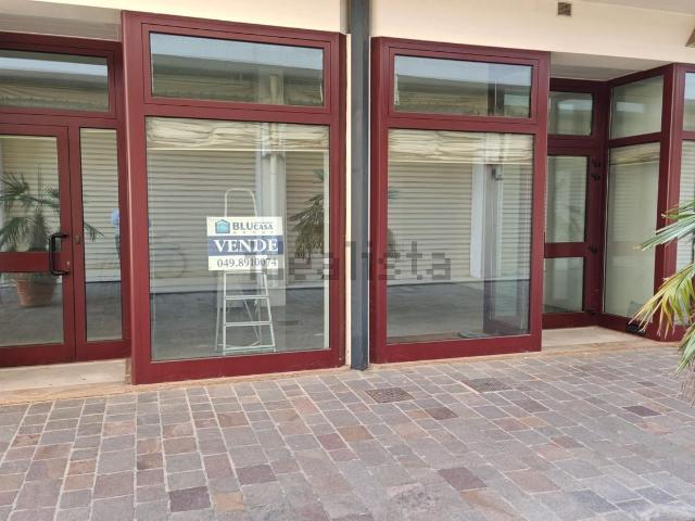Locale Commerciale in vendita a Giarre, Abano Terme Bagni