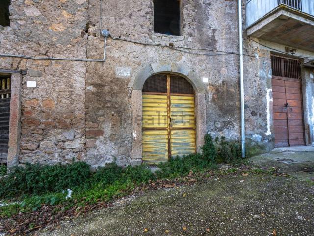 Locale Commerciale in vendita a Canepina, Lazio